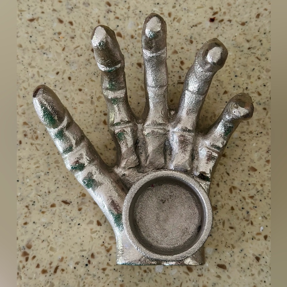 Skeleton hands candle holders - Picture 5 of 10